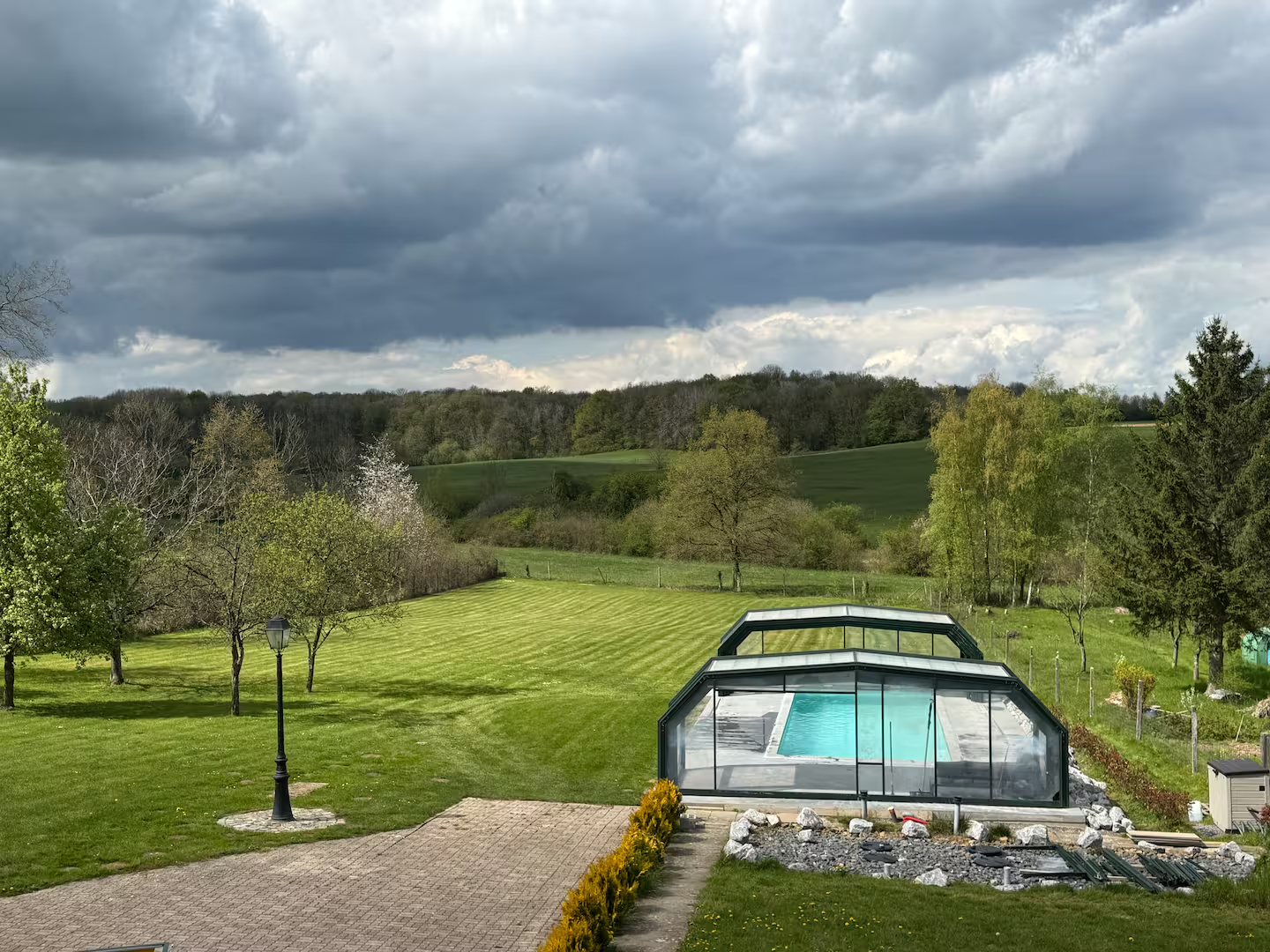 Vue du jardin et piscine